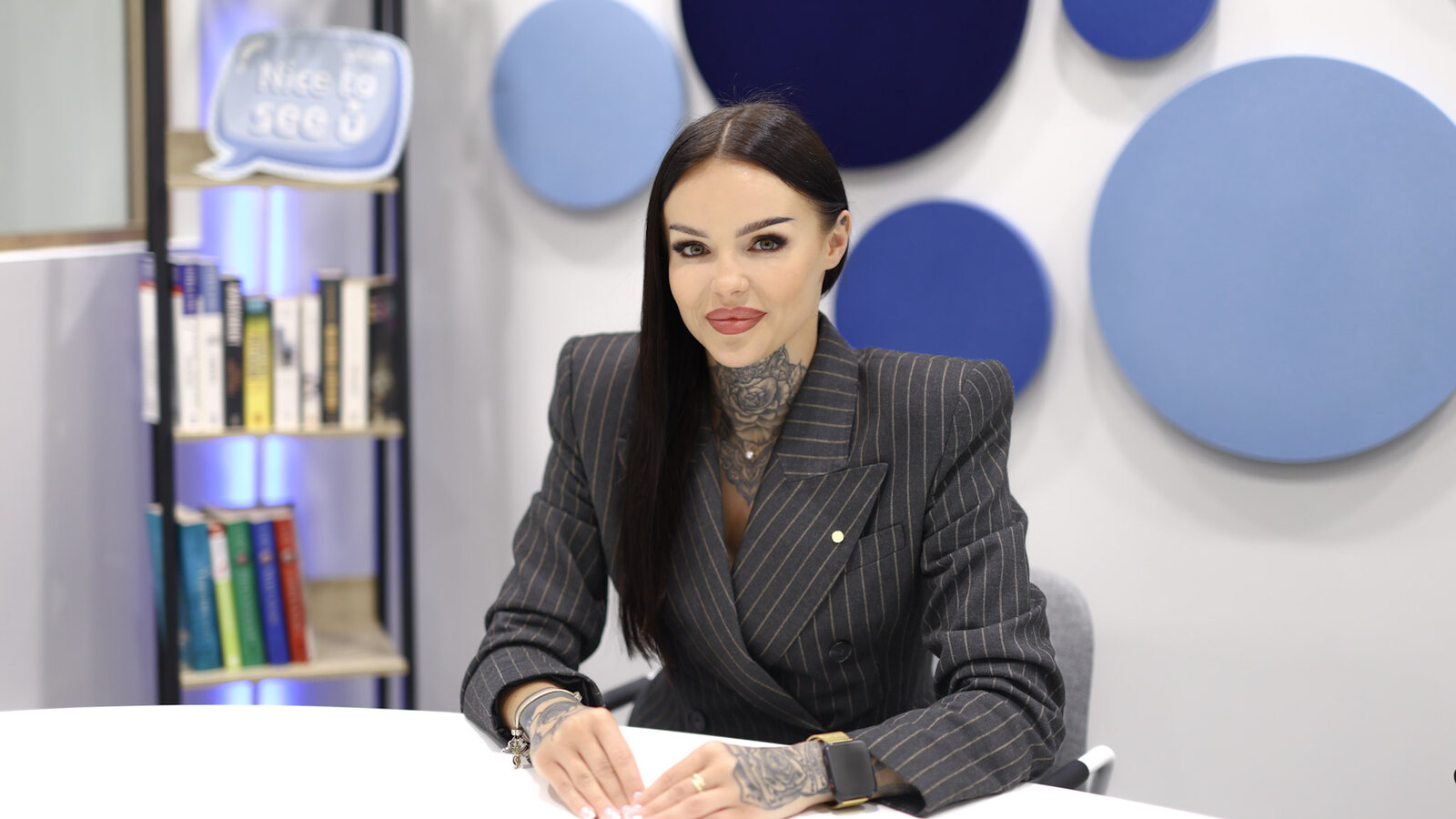Patrycja Gaweł przy biurku podczas pracy doradczej